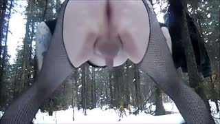 Travestito si masturba sulla neve