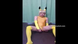 Zoccola trans travestita in pokemon si masturba sul webcam